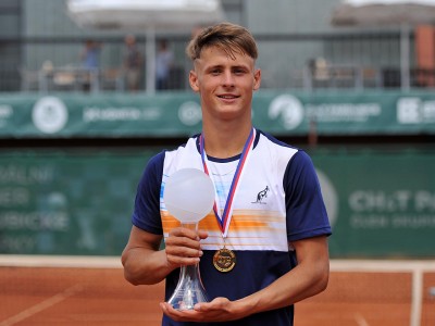 Hynek Bartoň (2004, ITF 24) je vítězem 95. ročníku Pardubické juniorky